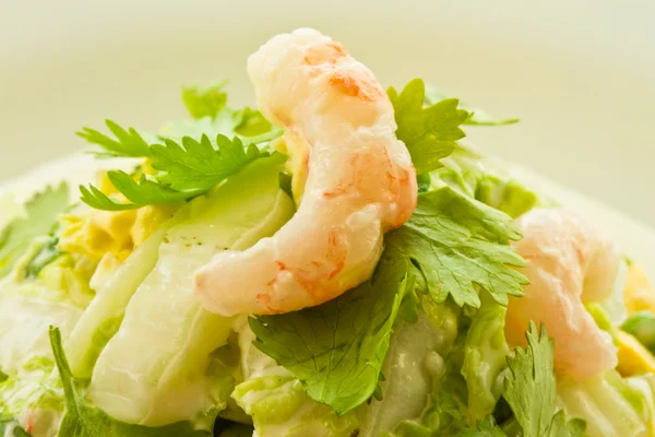 Salat mit gekochten Garnelen — Stockfoto