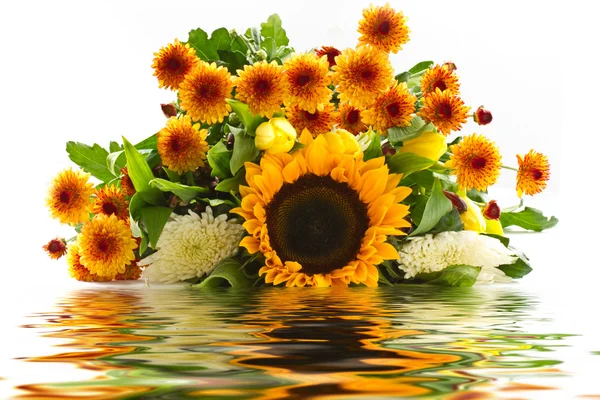 Bouquet of sunflowers in the reflection of water — Stock Photo, Image