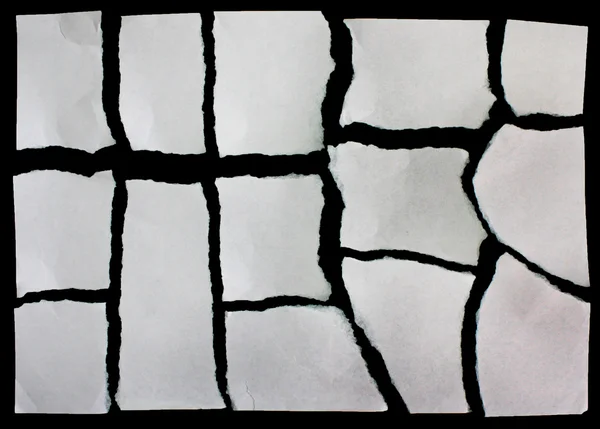 黒の背景に引き裂かれた本物の紙スクラップ — ストック写真