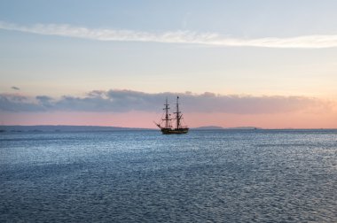 Yelkenli çapa, mavi sakin deniz ve bulutsuz gökyüzü