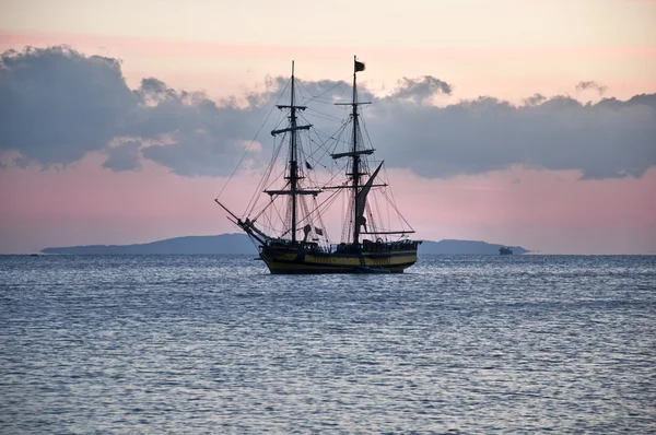 Vitorlás hajó, horgony, a nyugodt tenger és a felhőtlen ég — Stock Fotó