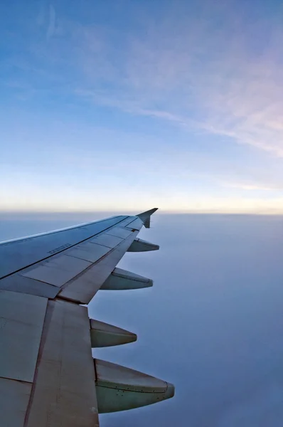 Вид с крыла Земли и самолета с осветителя — стоковое фото