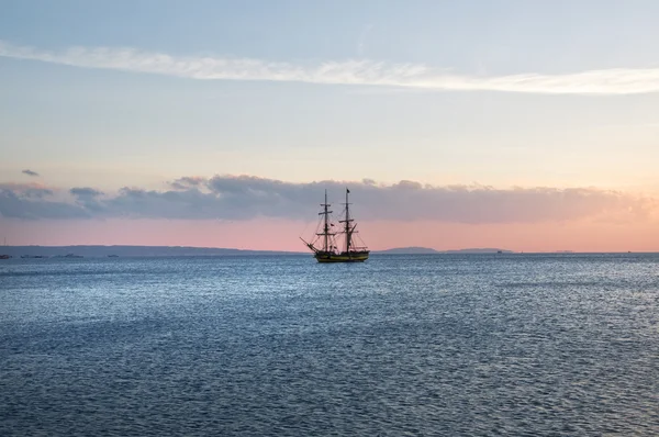 Segelfartyg ankar, en blå lugnt hav och molnfri himmel — Stockfoto