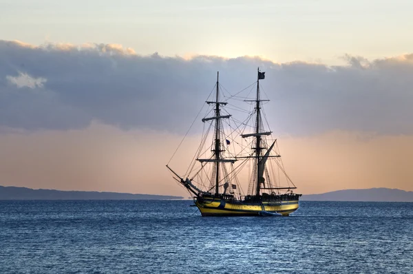 Vitorlás hajó, horgony, a nyugodt tenger és a felhőtlen ég — Stock Fotó