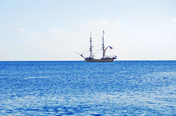 Navio alto navegando em águas azuis — Fotografia de Stock