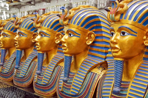 Zlaté sochy faraonů v krámku se suvenýry, orientální dárky — Stock fotografie