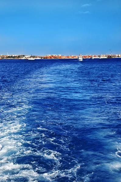 Agua de mar azul brillante, rastro de las hélices del yate — Foto de Stock