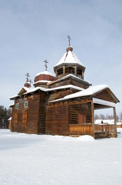Oude, traditionele, orthodoxe houten kerk, een winterlandschap — Stockfoto