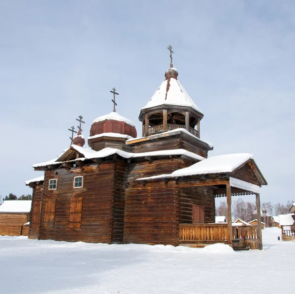 Antiguo, tradicional, ortodoxa iglesia de madera, un paisaje de invierno — Foto de Stock