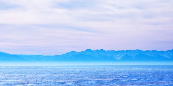 Vue panoramique estivale sur la mer et la chaîne de montagnes — Photo