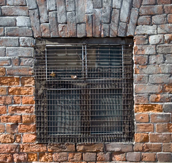 Fenêtre derrière les volets de fer sur le vieux mur de briques — Photo