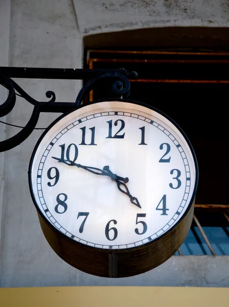 Redondos relógios de rua no estilo antigo — Fotografia de Stock