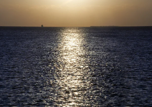 Mysterie zonsondergang over rode zee. zon, kleurrijke hemel en wolken boven donkere zee — Stockfoto