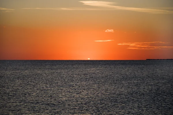 Puesta de sol misteriosa sobre el mar Rojo. Sol, cielo colorido y nubes sobre el mar oscuro —  Fotos de Stock