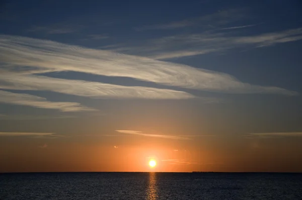 神秘日落红海。太阳、 色彩斑斓的天空和黑暗的海洋上空云 — 图库照片