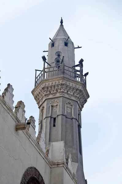 Tornet minaret av en moské — Stockfoto