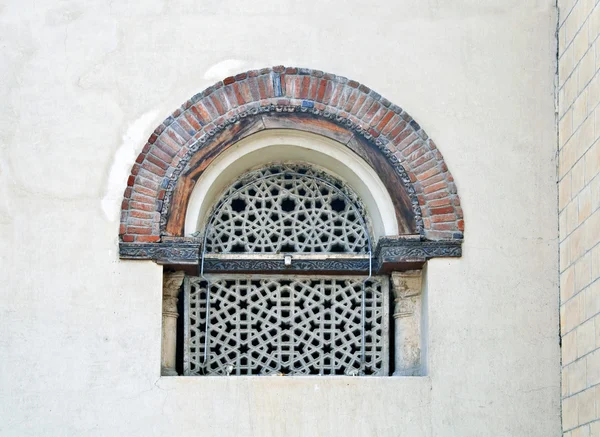 Fragmento de um edifício antigo, a janela no estilo oriental, ricamente ca — Fotografia de Stock