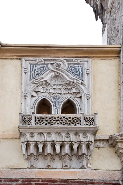 Fragment of an ancient building, the window in the eastern style, richly ca — Stock Photo, Image