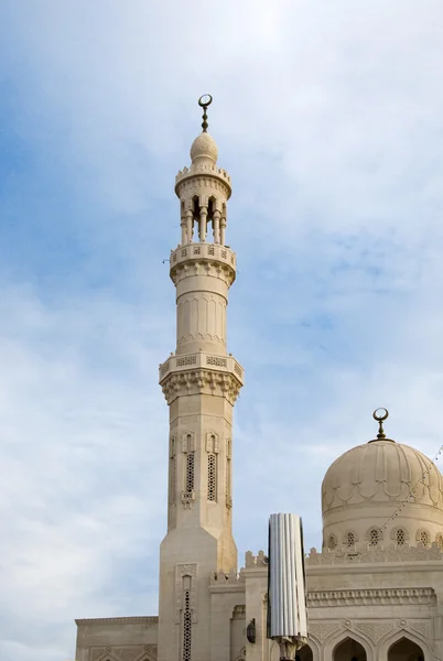 Башня минарета мечети — стоковое фото