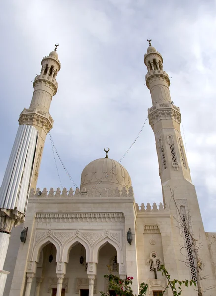 一座清真寺的塔尖塔 — 图库照片