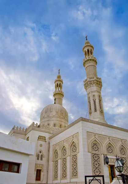 Tornet minaret av en moské — Stockfoto