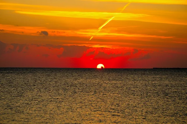 神秘日落红海。太阳、 色彩斑斓的天空和黑暗的海洋上空云 — 图库照片