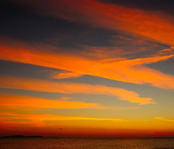 Mysteriöser Sonnenuntergang über dem Roten Meer. Sonne, bunter Himmel und Wolken über dem dunklen Meer — Stockfoto