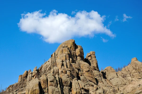 Ciel bleu vif sur les rochers — Photo