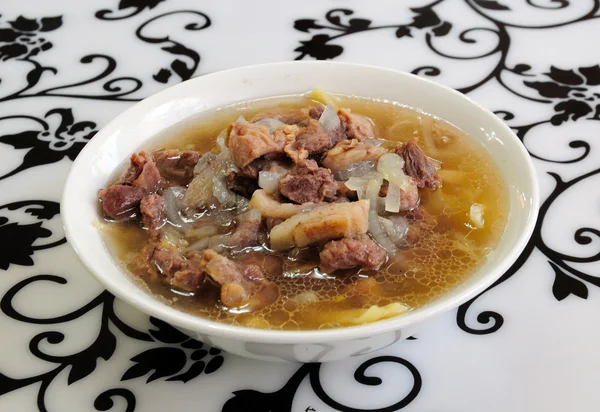 Домашняя лапша с ломтиками баранины и супа, монгольская кухня — стоковое фото