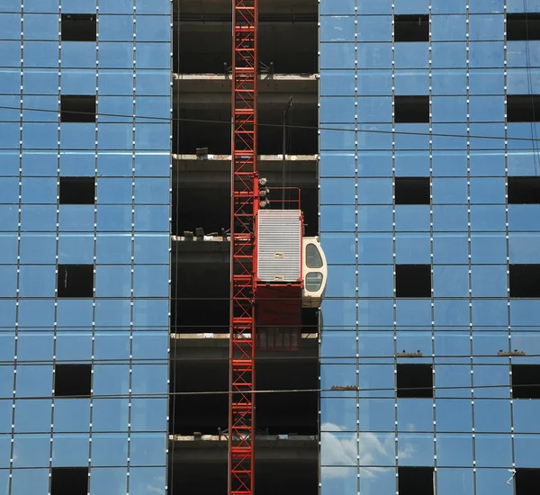 Hemel reflecties in de glazen wand. moderne architectuur — Stockfoto