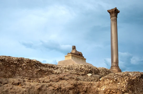 Antigua columna en la colina, Alejandría, Egipto —  Fotos de Stock