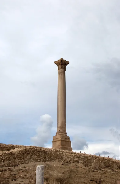 Oude kolom op de heuvel, alexandria, Egypte — Stockfoto