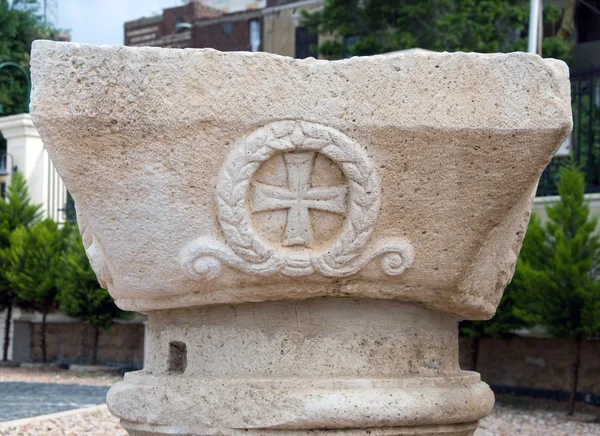Камень с крестом — стоковое фото