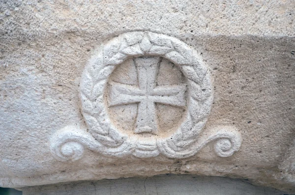 Камень с крестом — стоковое фото
