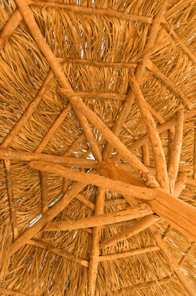 Parasol gemaakt? van palmbladeren — Stockfoto