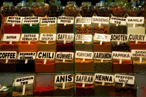 Venda de especiarias orientais em um bazar de rua, Hurghada, Egito, África — Fotografia de Stock