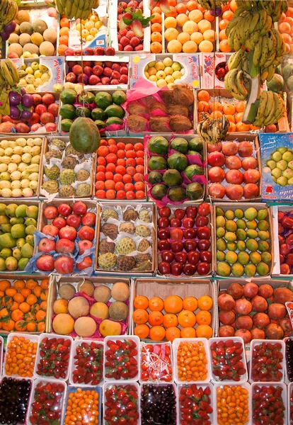 Ώριμα φρέσκα φρούτα στο κάλαθο αχρήστων ένα δρόμο. Ανατολική αγορά, Χουργκάντα, Αίγυπτος, Αφρική — Φωτογραφία Αρχείου