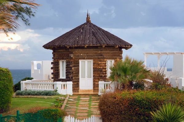 Wooden gazebo in the park against the backdrop of the sea — Stock Photo, Image