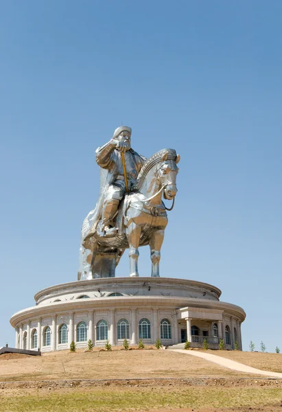 Statue de Genghis Khan dans le désert, près d'Oulan-Bator, la capitale de Mong — Photo