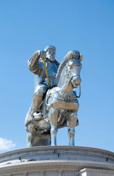 Estatua de Genghis Khan en el desierto, cerca de Ulán Bator, la capital de Mong — Foto de Stock