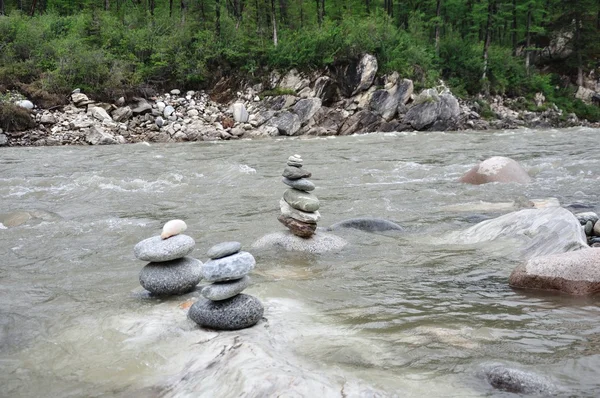 Cairn op de rivier — Stockfoto