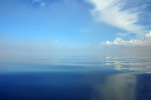 Névoa da manhã sobre a superfície de um lago Hovsgol — Fotografia de Stock