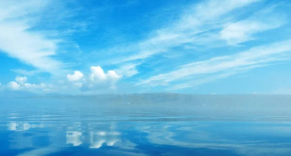 Morgondimman över ytan av en lake hovsgol — Stockfoto