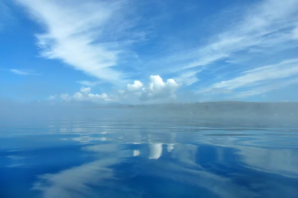 Morgondimman över ytan av en lake hovsgol — Stockfoto