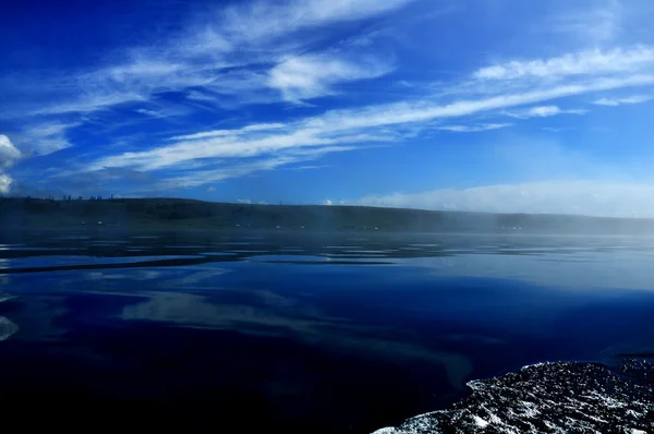 Ranní mlha nad povrchem jezera hovsgol — Stock fotografie