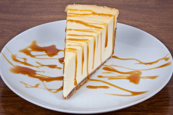 Caramello Drizzled Cheesecake su un piatto — Foto Stock