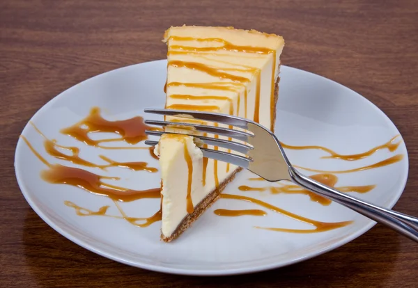 Caramel Drizzled Cheesecake on a Plate — Stock Photo, Image