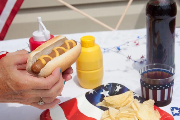 Μαζεύοντας ένα 4 $ ος του Ιουλίου hotdog — Φωτογραφία Αρχείου