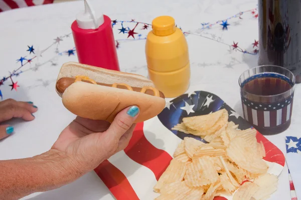 Oppakken van een 4 juli hotdog — Stockfoto