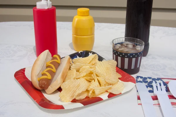 Hotdog-Essen im Urlaub — Stockfoto